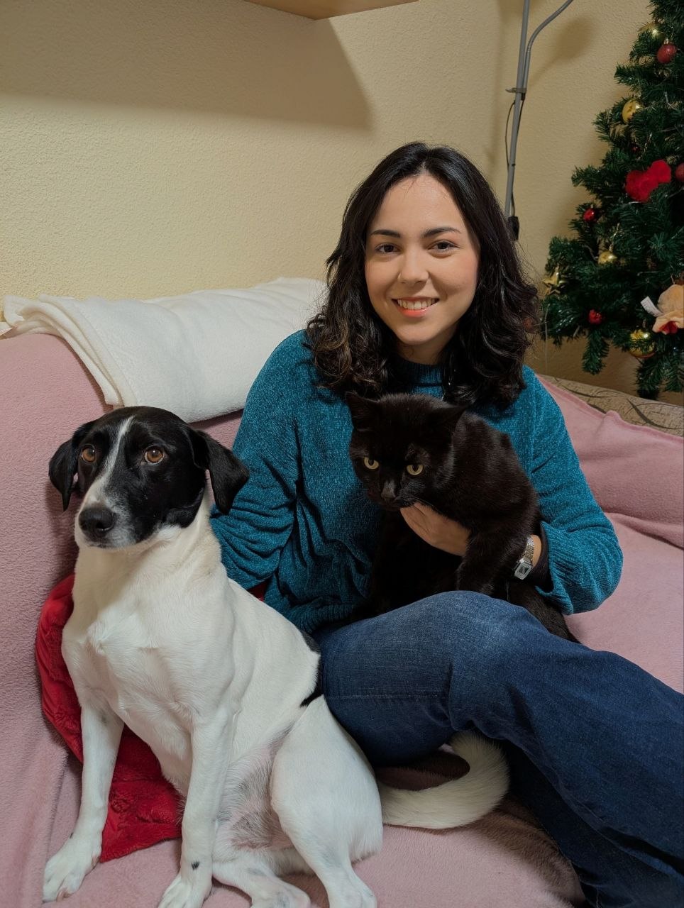 Chiara en el sofá con el perro blanco y negro y el gato negro de Barbara